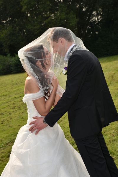 Braut f�ngt Br�utigam mit dem Schleier ein